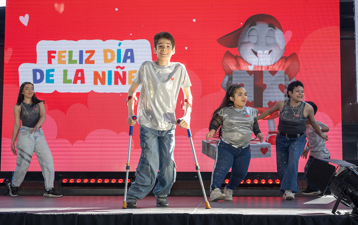 Alan, estudiante del Colegio Providencia, es el nuevo Niño Embajador de Teletón. Alan, estudiante del Colegio Providencia, es el nuevo Niño Embajador de Teletón.